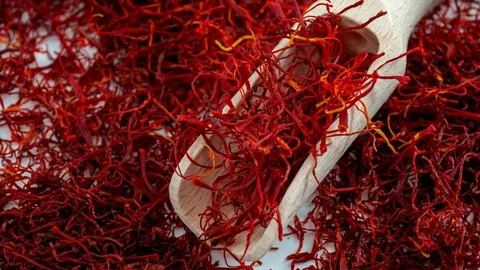 تصویر 1 از زعفران درجه یک عاقله با رشته‌ های خوش‌ رنگ و مناسب انواع غذا و دسر